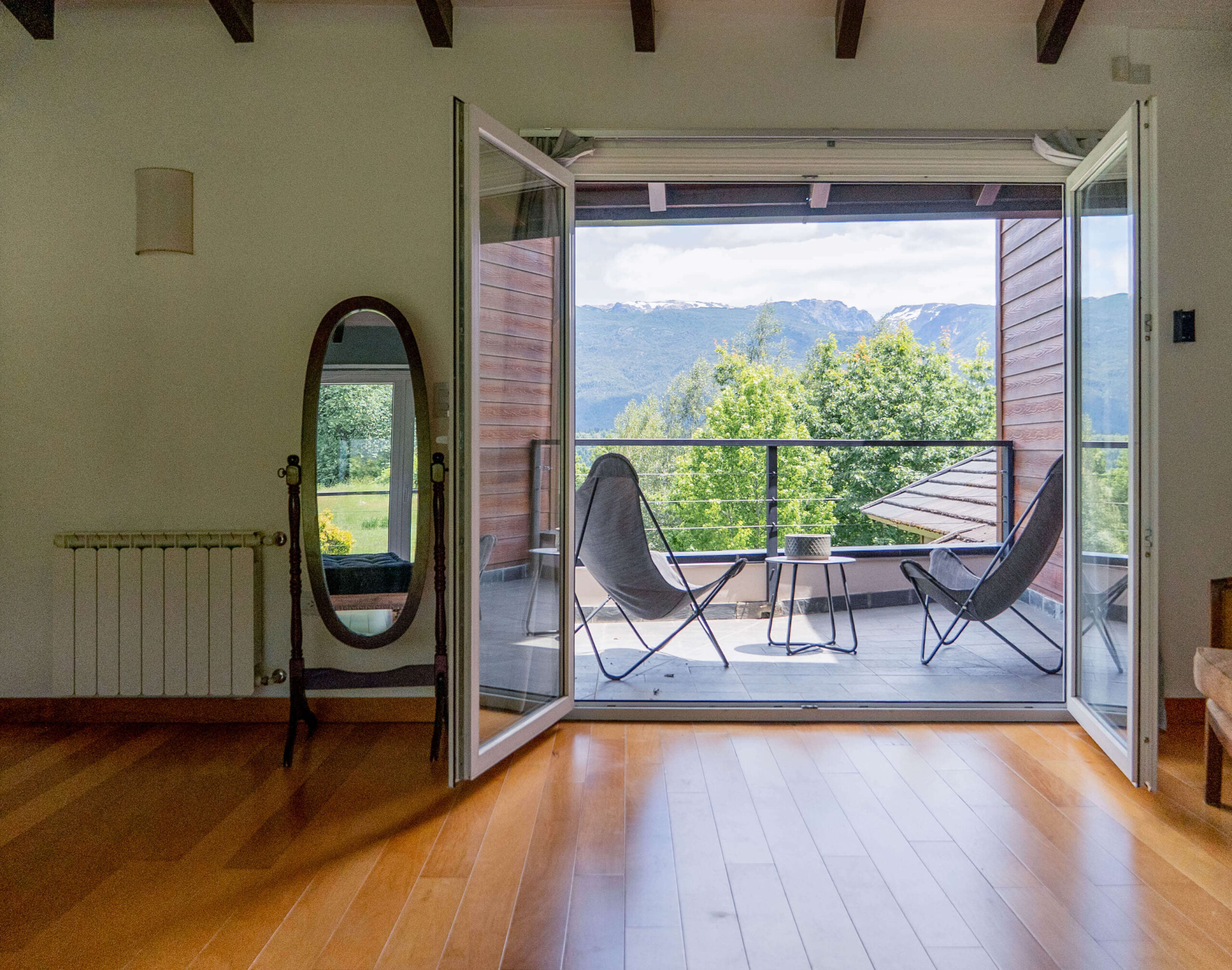 Balcón privado de la Habitación Deluxe con vista a la montaña en La Aguada Suite, El Bolsón