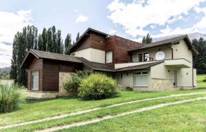 Exterior de La Aguada Suite con balcón y áreas verdes, El Bolsón, Río Negro
