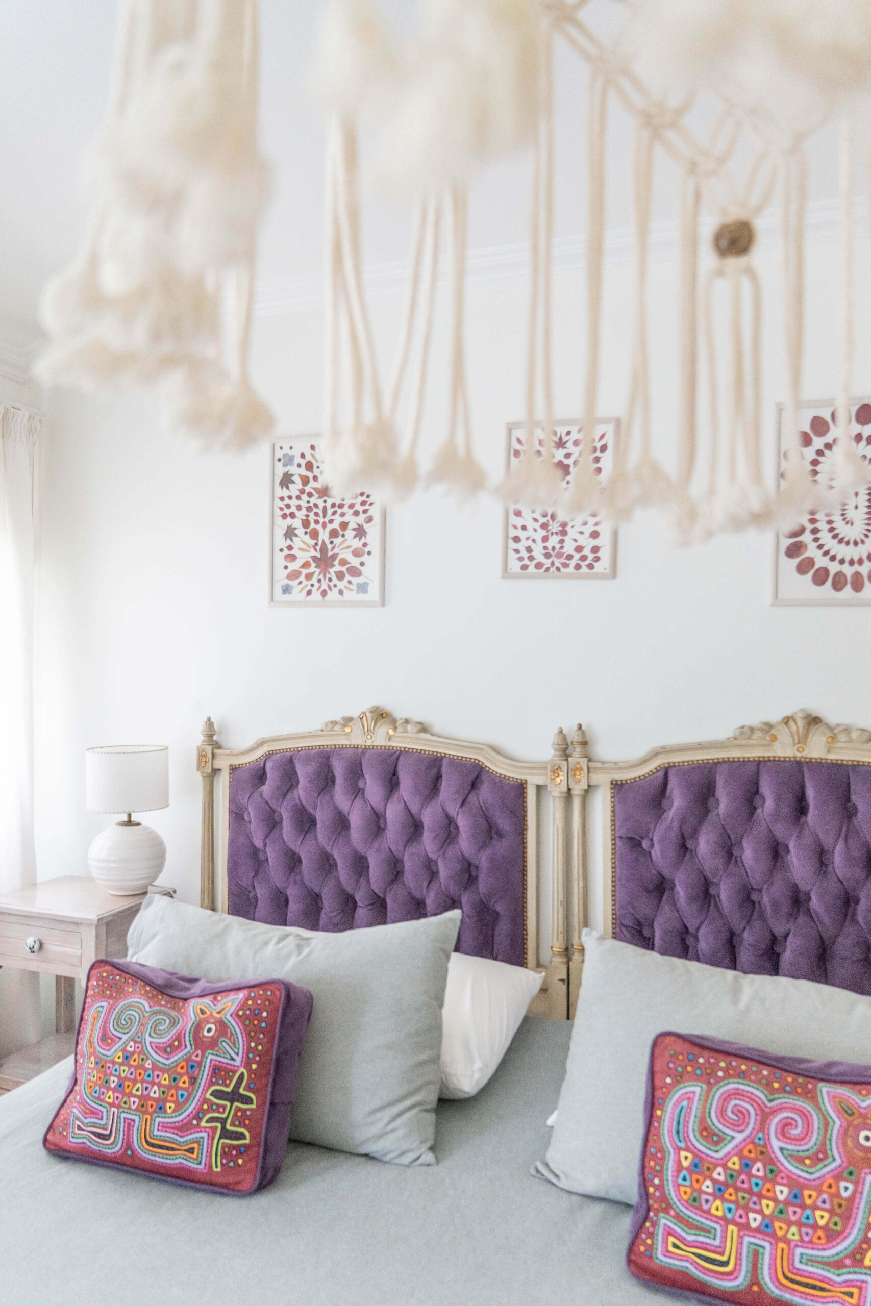 Detalle de cabeceros violetas y decoración artesanal en la Habitación Clásica 1 de La Aguada Suite, El Bolsón