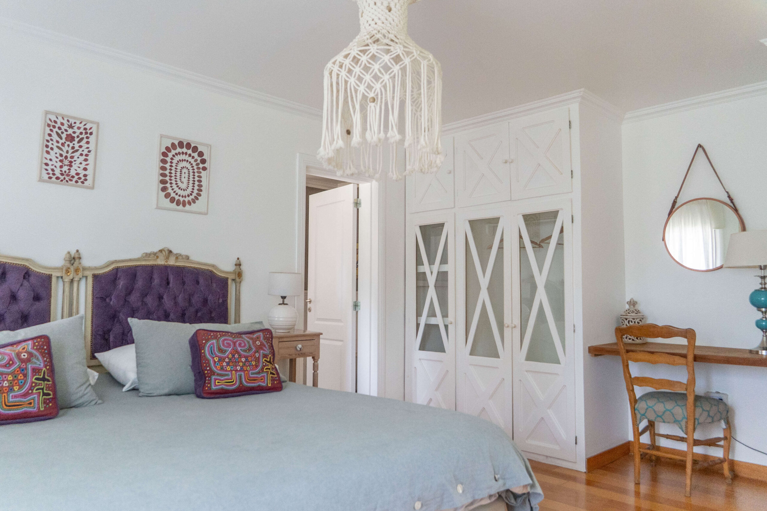 Habitación Clásica 1 en La Aguada Suite con placard, escritorio y cama amplia en El Bolsón, Patagonia