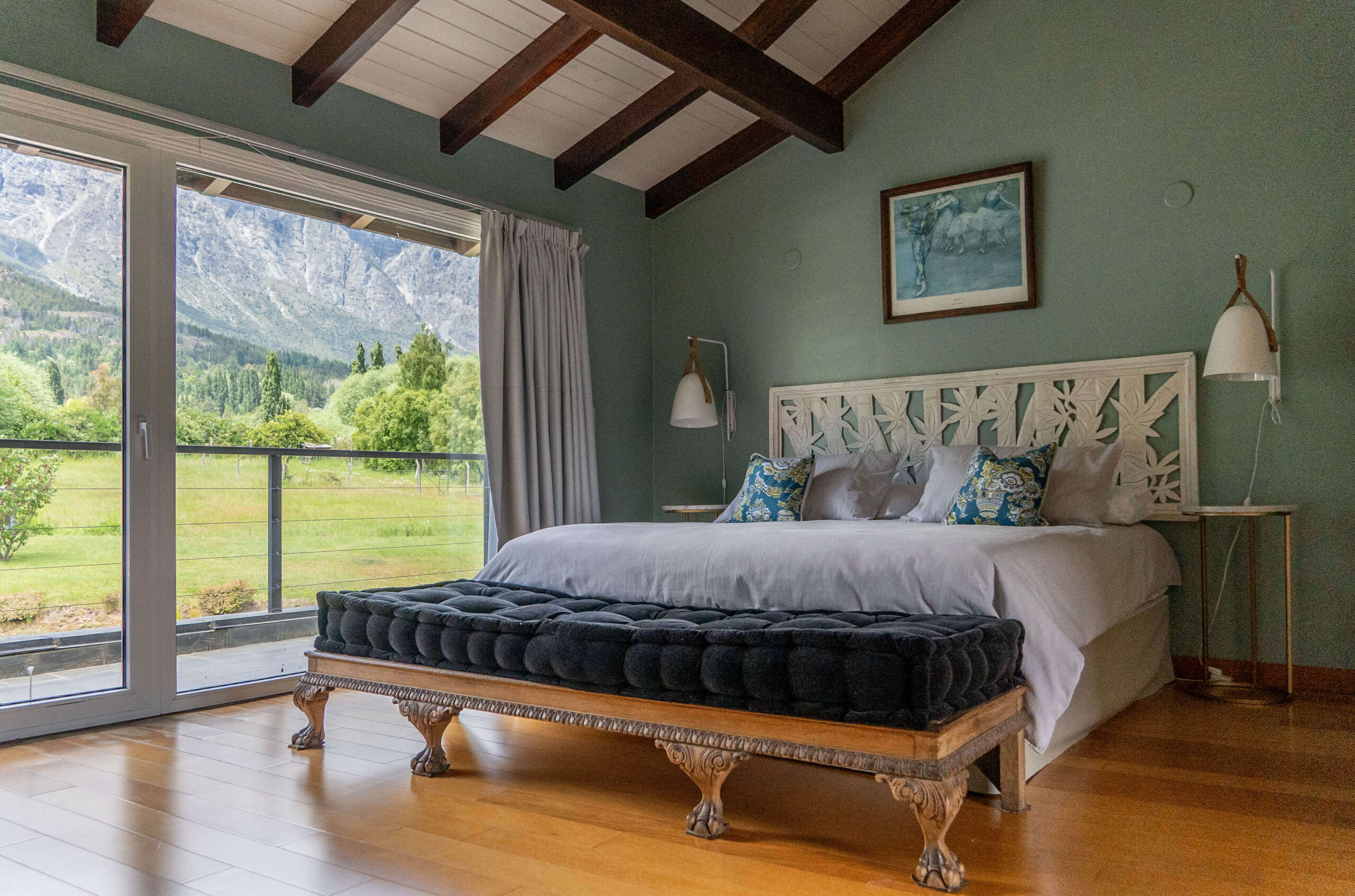 Habitación Deluxe con cama principal, TV y ventanal con vista al jardín en La Aguada Suite, El Bolsón