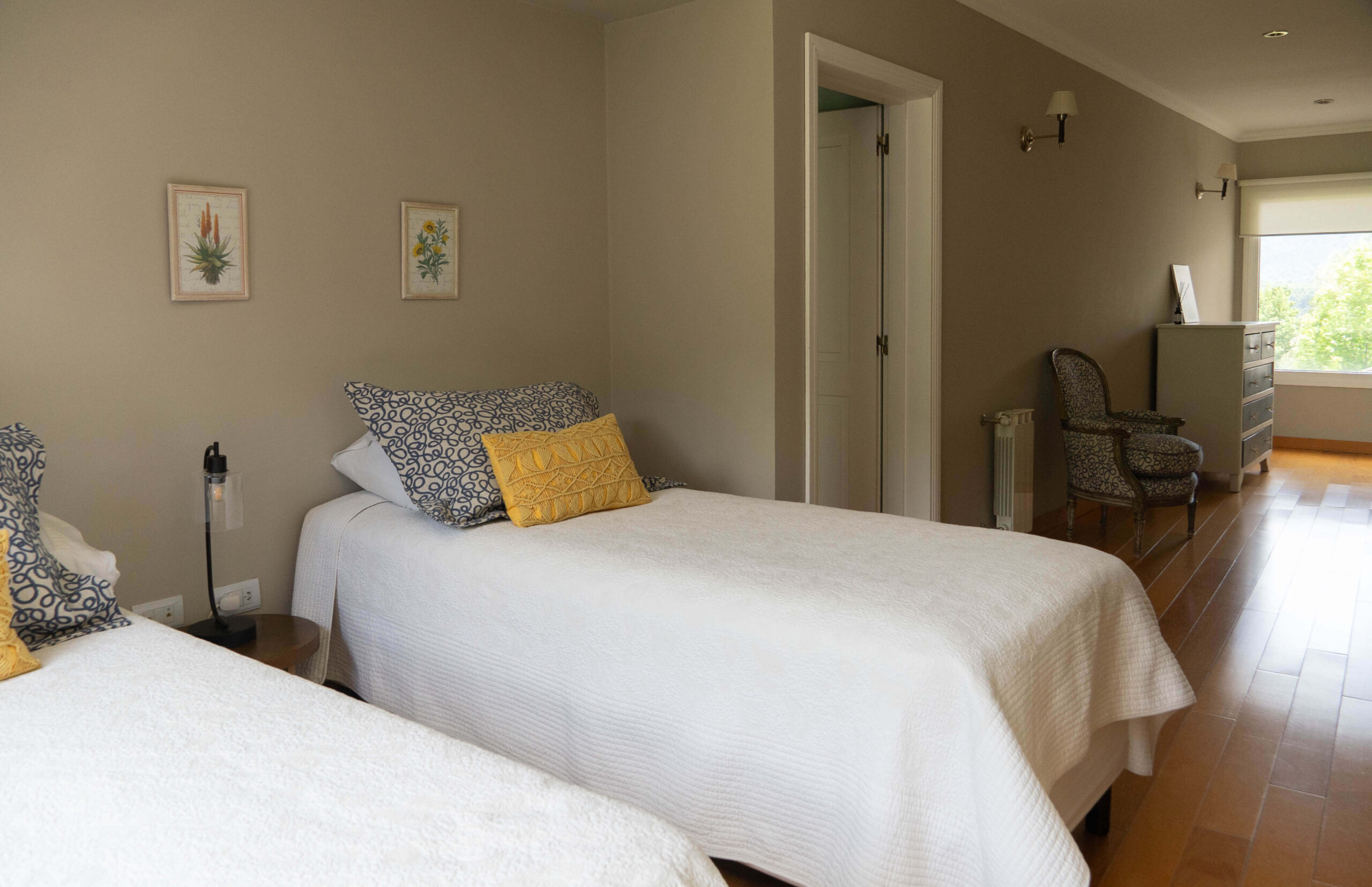 Dormitorio secundario de la Habitación Deluxe con dos camas individuales, La Aguada Suite, El Bolsón