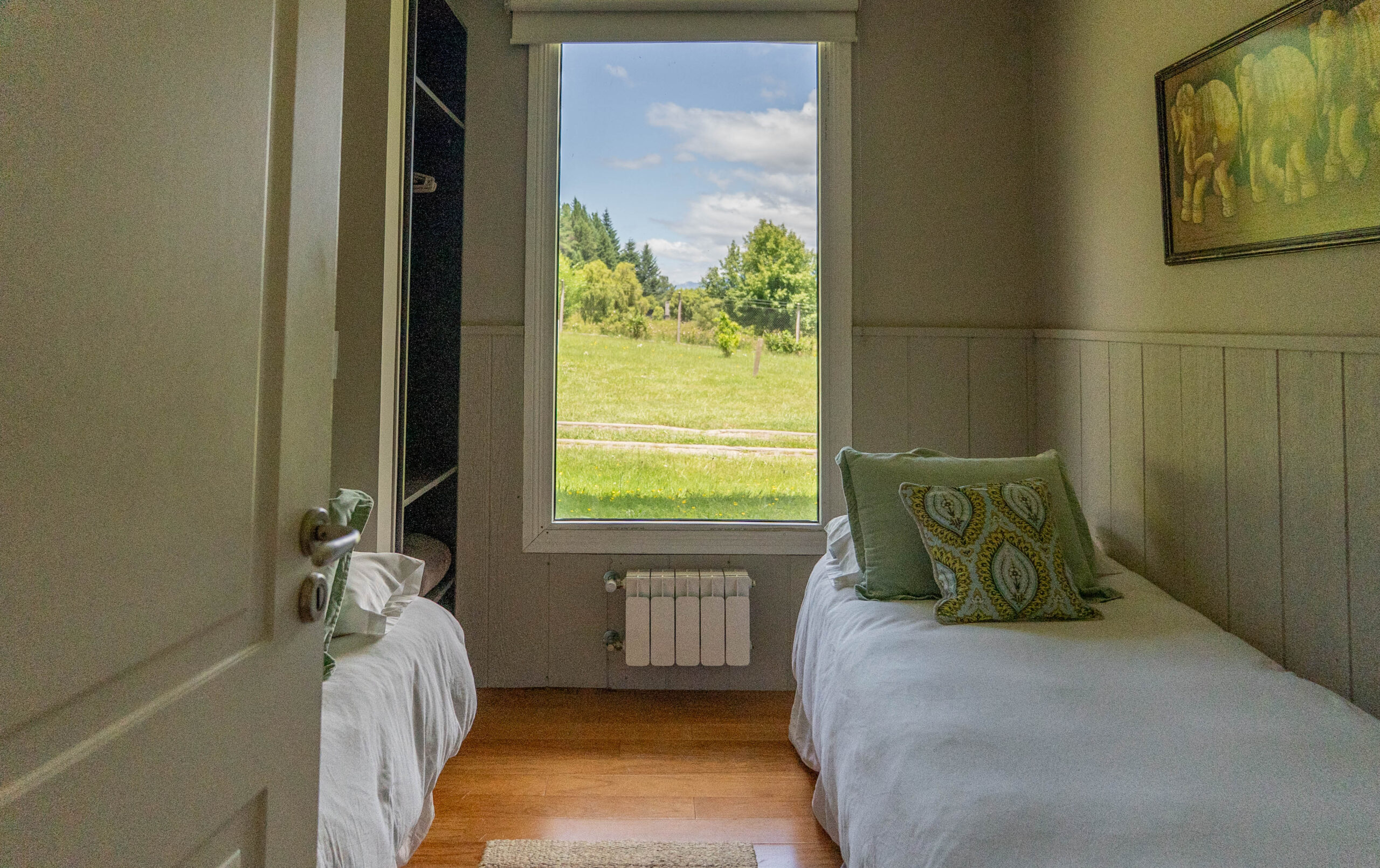Dormitorio secundario de la Habitación Deluxe con dos camas individuales y vista al jardín, La Aguada Suite El Bolsón