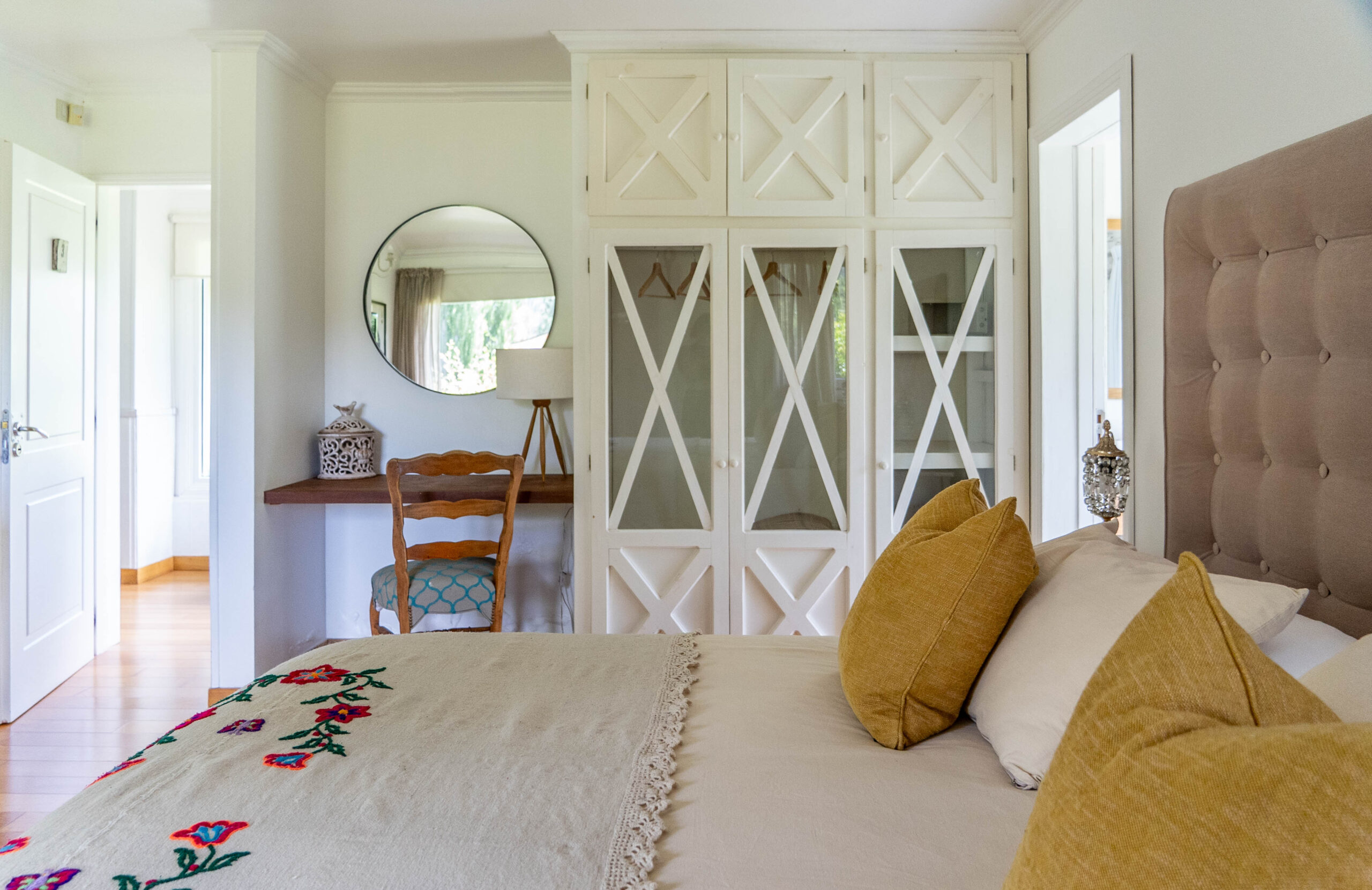 Dormitorio de La Aguada Suite con placard, escritorio y cama amplia, ambiente tranquilo en El Bolsón