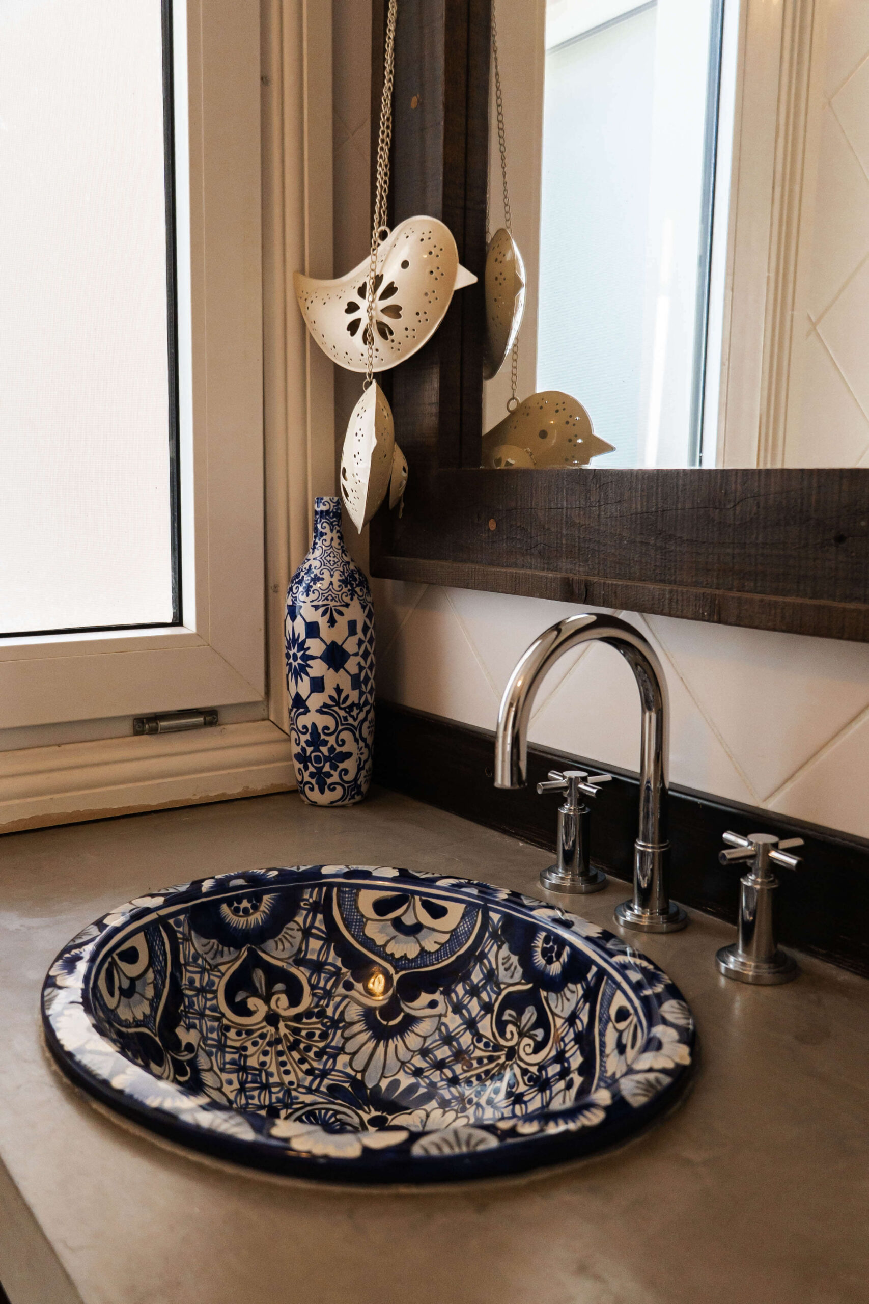 Baño con bacha artesanal azul y blanca y grifería moderna en La Aguada Suite, El Bolsón, Patagonia. Baño con bacha artesanal azul y blanca y grifería moderna en La Aguada Suite, El Bolsón, Patagonia.