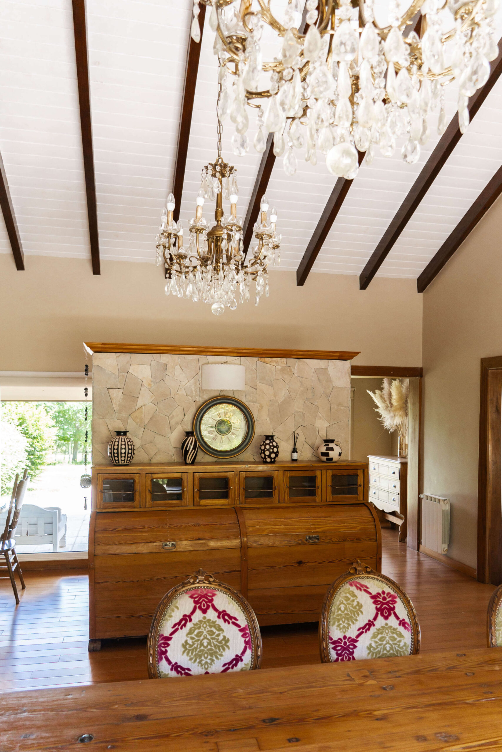 Araña de cristal y decoración cálida en el comedor de La Aguada Suite, El Bolsón, Patagonia. Araña de cristal y decoración cálida en el comedor de La Aguada Suite, El Bolsón, Patagonia.