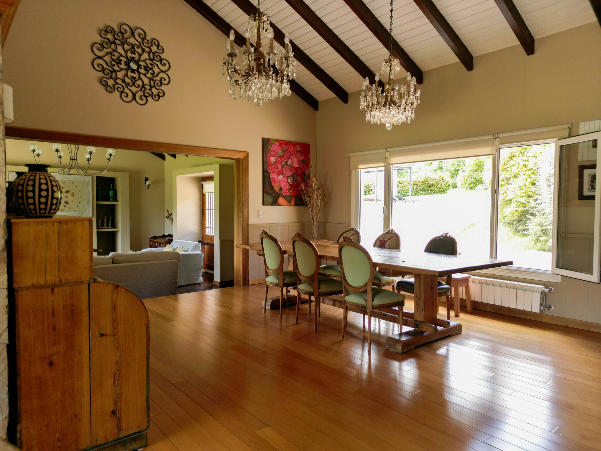 Comedor integrado con mesa grande, piso de madera y arañas de cristal en La Aguada Suite, El Bolsón, Patagonia. Comedor integrado con mesa grande, piso de madera y arañas de cristal en La Aguada Suite, El Bolsón, Patagonia.