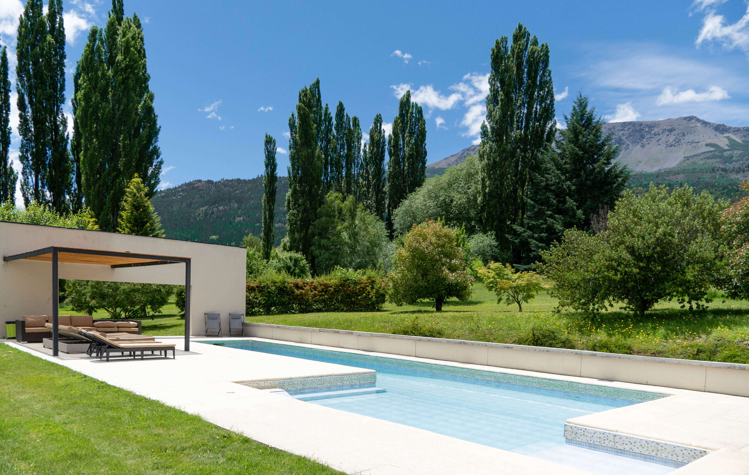 Piscina de La Aguada Suite con vista al jardín y árboles en El Bolsón, Río Negro Piscina de La Aguada Suite con vista al jardín y árboles en El Bolsón, Río Negro