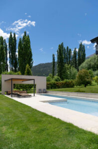 Piscina al aire libre con solárium y pérgola en La Aguada Suite, El Bolsón, Patagonia
