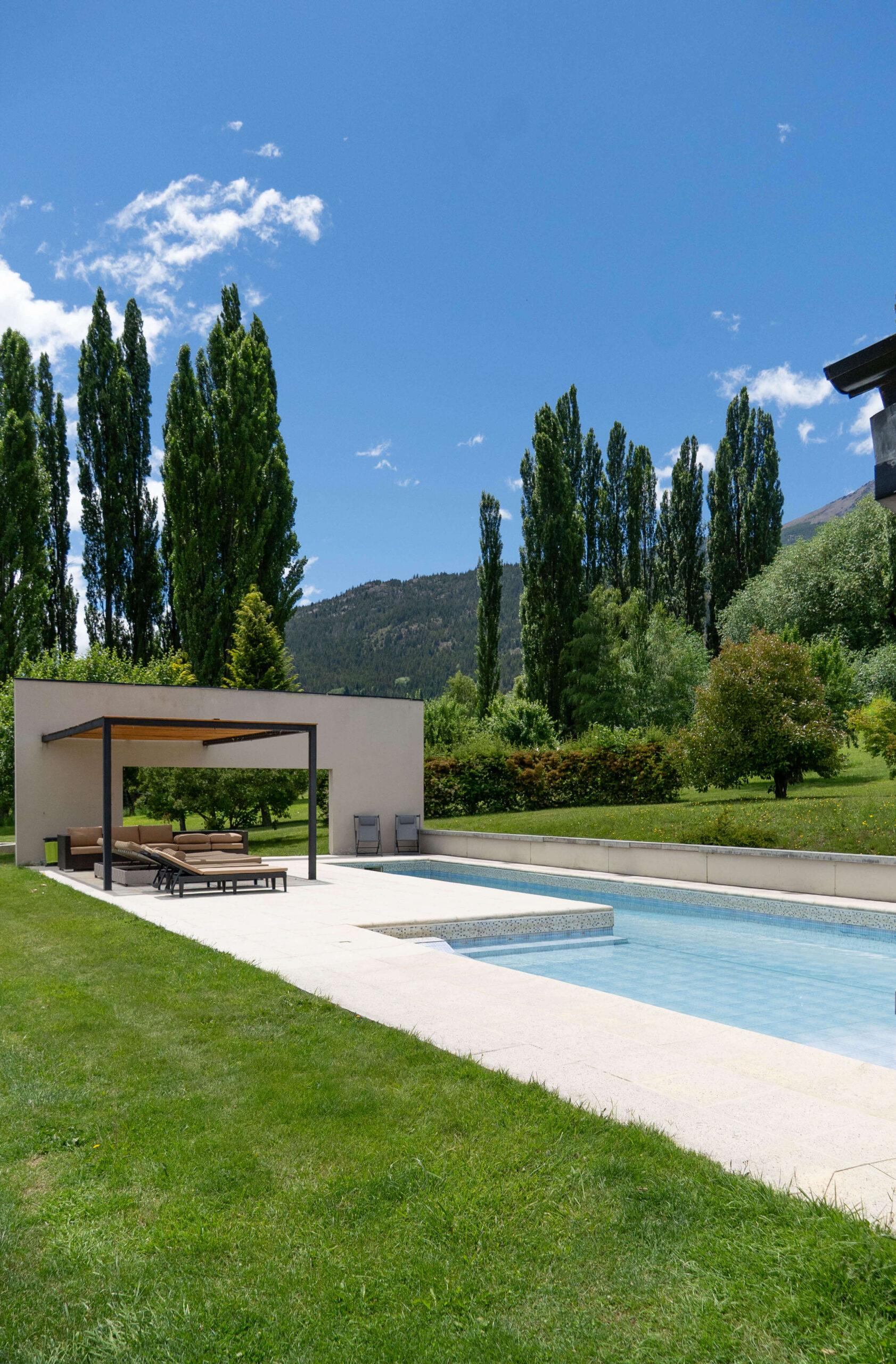 Piscina al aire libre con solárium y pérgola en La Aguada Suite, El Bolsón, Patagonia Piscina al aire libre con solárium y pérgola en La Aguada Suite, El Bolsón, Patagonia