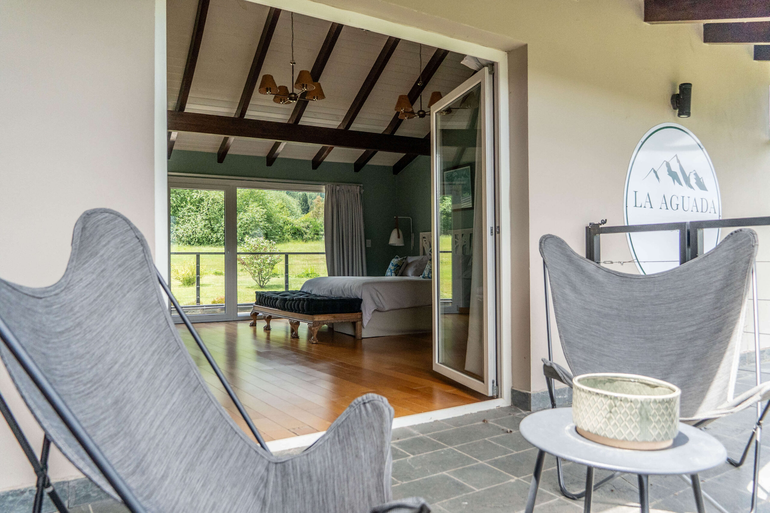 Terraza privada de La Aguada Suite con acceso a la Habitación Deluxe y vista a la montaña, El Bolsón